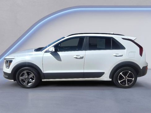 Used 2024 Kia Niro EX FWD image 2