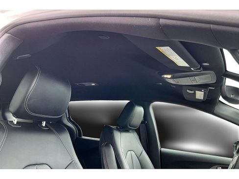 Used 2025 Chrysler Pacifica Select image 19