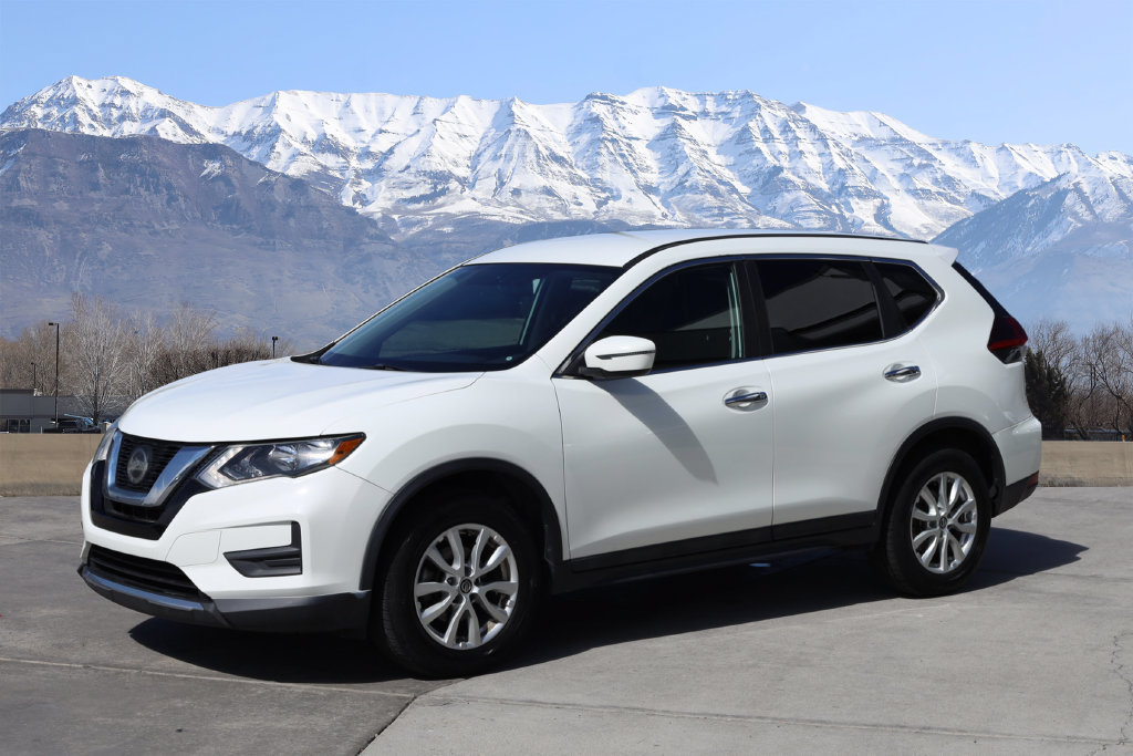 Used 2018 Nissan Rogue SV FWD image 2
