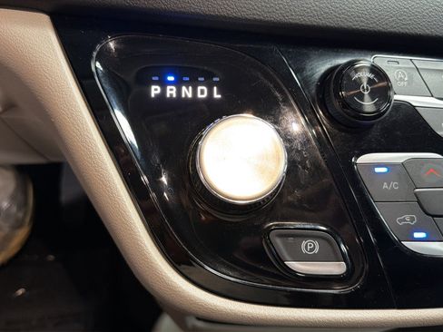 Used 2024 Chrysler Pacifica Touring-L FWD image 28