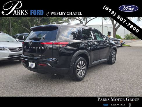 Used 2023 Nissan Pathfinder SL AWD/4WD image 5