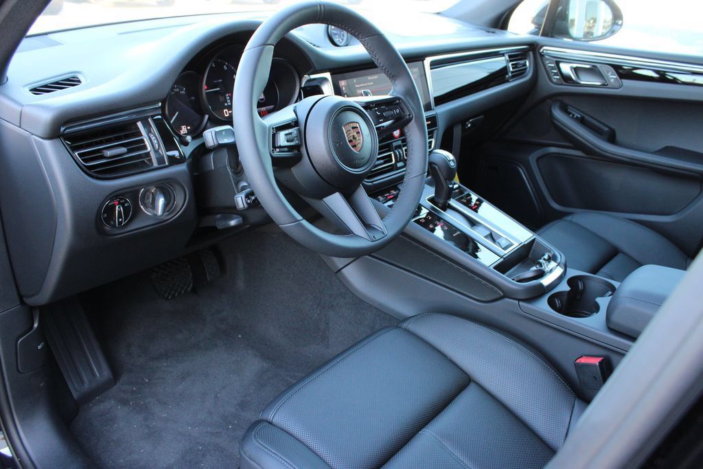 Certified 2025 Porsche Macan AWD/4WD image 3