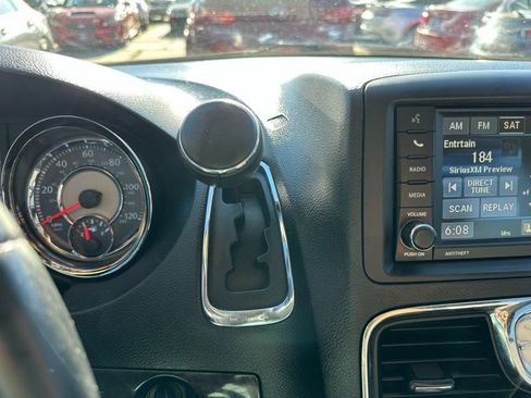 Used 2014 Chrysler Town & Country Touring FWD image 22