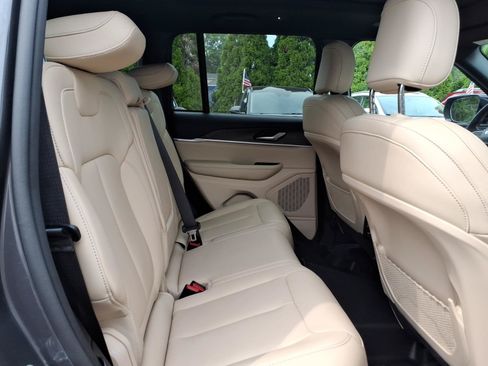 Used 2025 Jeep Grand Cherokee Limited AWD/4WD image 12