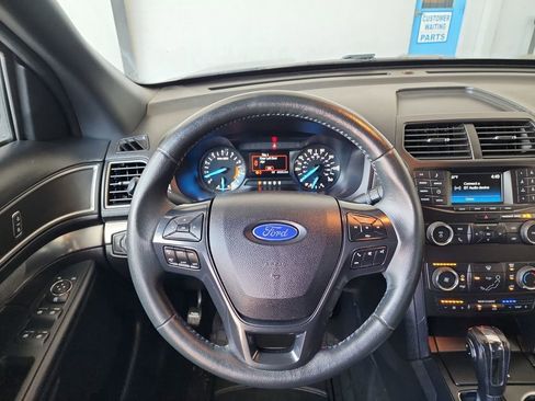 Used 2018 Ford Explorer XLT image 17