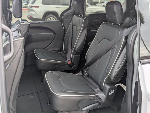 New 2026 Chrysler Pacifica Limited w/ Uconnect Theater Family Group image 31