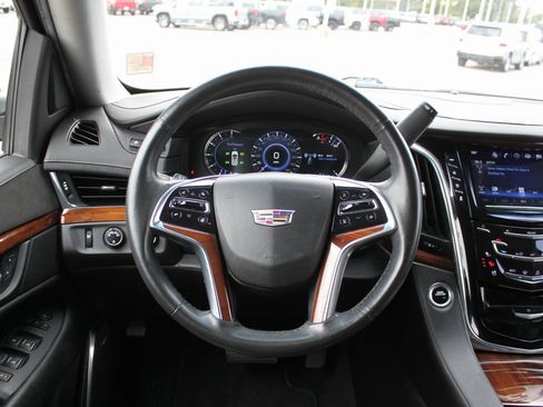 Used 2017 Cadillac Escalade ESV Luxury image 13