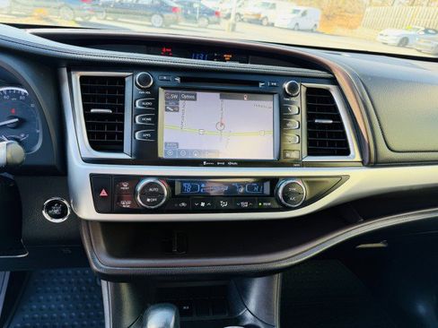 Used 2018 Toyota Highlander XLE image 10