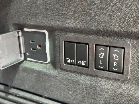 Used 2023 GMC Yukon Denali AWD/4WD image 11