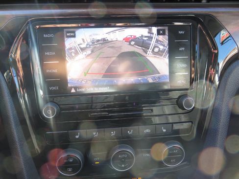 Used 2020 Volkswagen Passat 2.0T SEL image 18