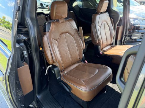 Used 2019 Chrysler Pacifica Limited w/ Tire & Wheel Group FWD image 22