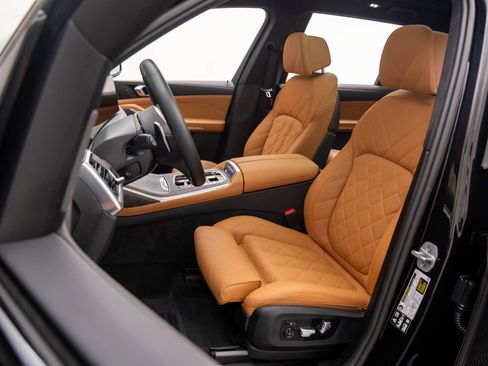 Used 2025 BMW X7 xDrive40i w/ M Sport Package image 17