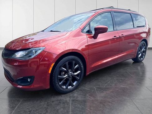 Used 2018 Chrysler Pacifica Touring-L w/ Advanced Safetytec Group FWD image 3