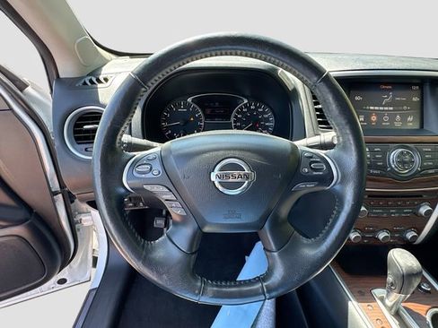 Used 2019 Nissan Pathfinder Platinum image 11