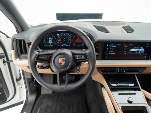 Certified 2026 Porsche Cayenne AWD/4WD image 32