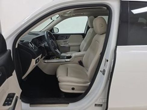 Used 2023 Mercedes-Benz GLB 250 4MATIC w/ Premium Package image 8