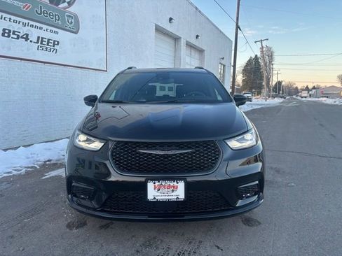 New 2026 Chrysler Pacifica Limited w/ S Appearance Package image 3