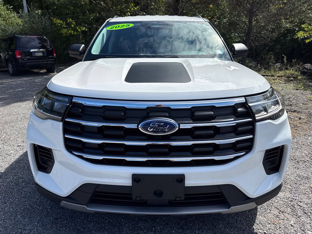 Used 2025 Ford Explorer Active AWD/4WD image 2