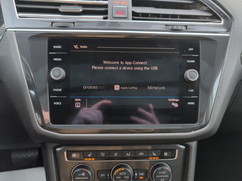 Used 2018 Volkswagen Tiguan SE AWD/4WD image 30