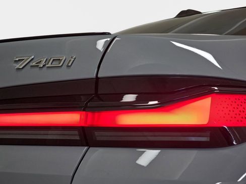 Used 2025 BMW 740i image 32
