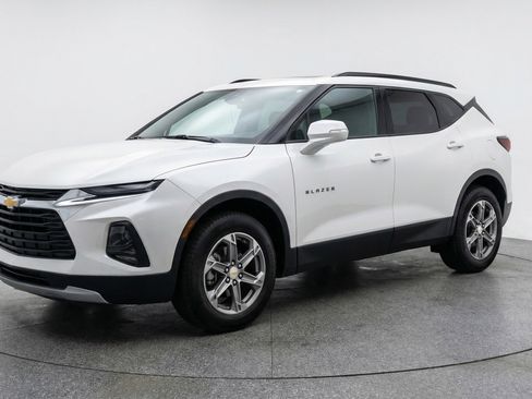 Used 2025 Chevrolet Blazer LT image 3