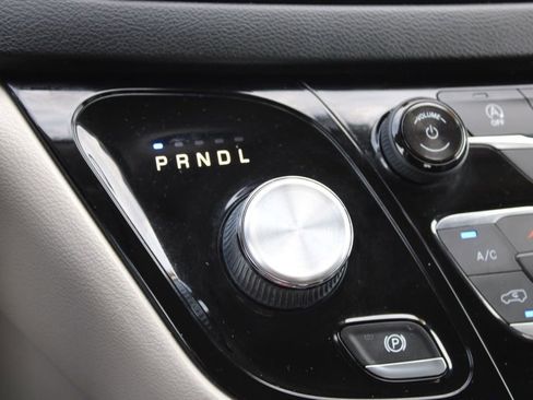 Used 2019 Chrysler Pacifica Touring-L image 40