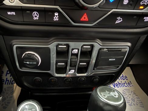 Used 2018 Jeep Wrangler Unlimited Sahara w/ Uconnect 4C Nav & Sound Group AWD/4WD image 19
