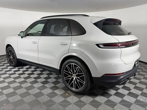 Certified 2025 Porsche Cayenne image 3
