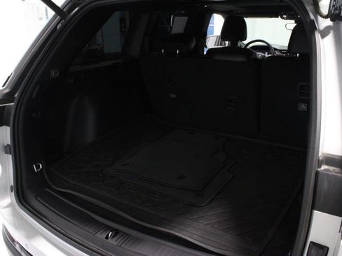 Used 2023 Jeep Grand Cherokee Altitude AWD/4WD image 14