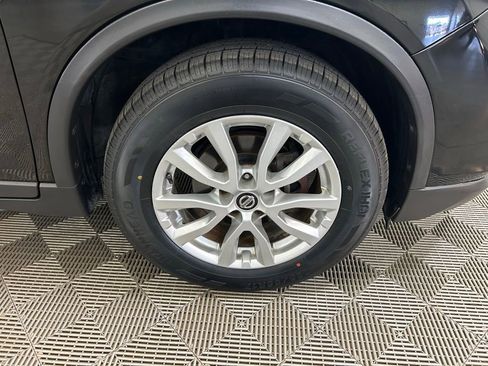 Used 2018 Nissan Rogue SV FWD image 2