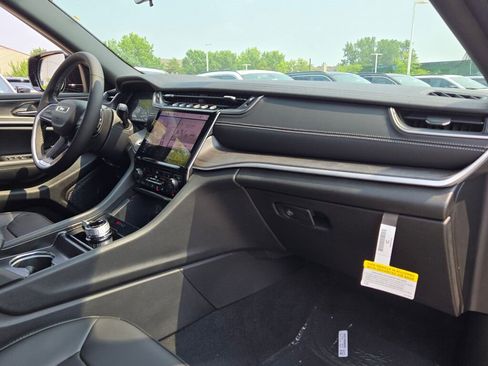 New 2025 Jeep Grand Cherokee Limited image 8