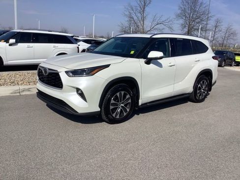 Used 2021 Toyota Highlander XLE AWD/4WD image 1