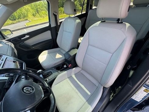Used 2018 Volkswagen Tiguan SE w/ Panoramic Sunroof Package FWD image 9