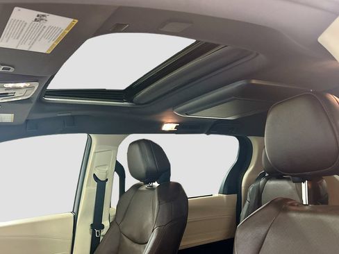 Used 2023 Toyota Sienna Platinum FWD image 21