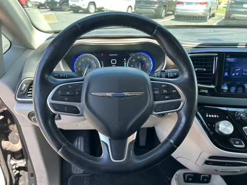 Used 2017 Chrysler Pacifica Touring-L Plus w/ Tire & Wheel Group FWD image 19
