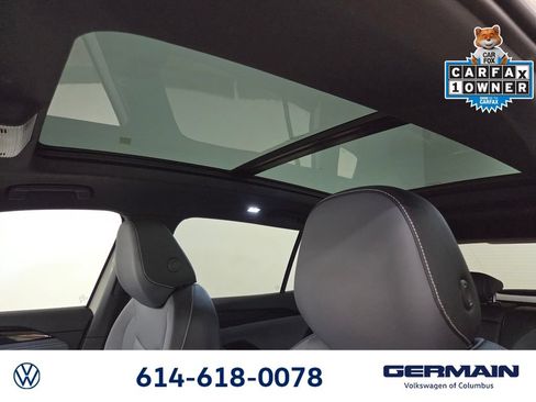 Certified 2025 Volkswagen Tiguan SE R-Line FWD image 36