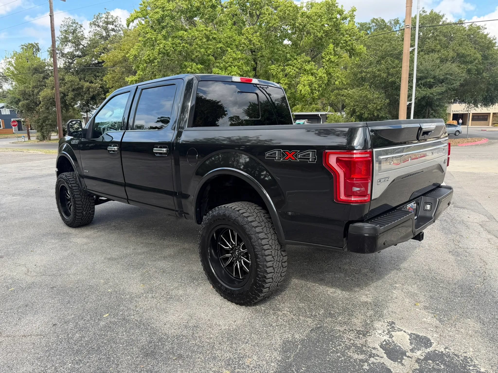 Used 2015 Ford F150 Platinum w/ Equipment Group 701A Luxury AWD/4WD image 7