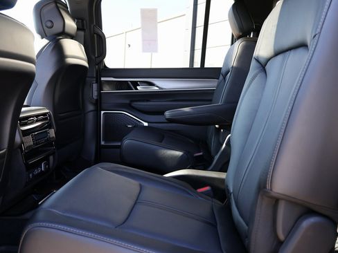 New 2025 Jeep Wagoneer L Series II image 19