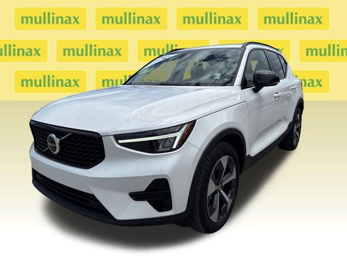 Used 2024 Volvo XC40 B5 Core image 10