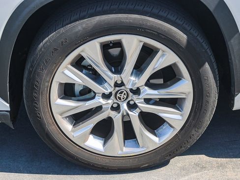 Used 2023 Toyota Highlander Limited FWD image 9