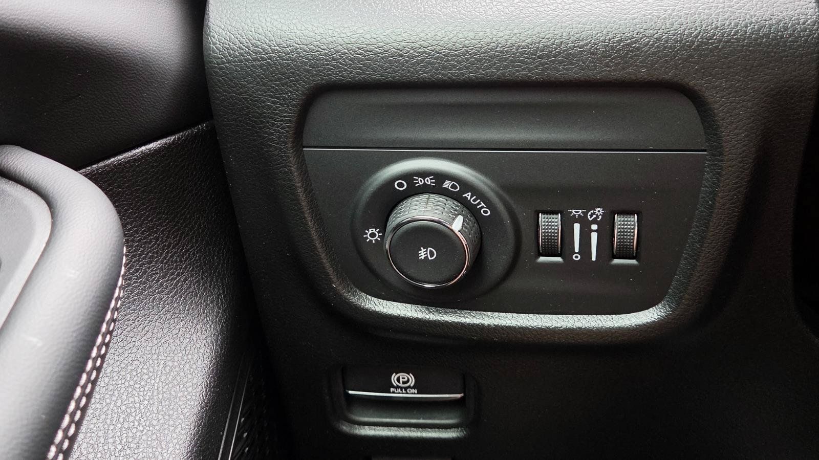 Used 2025 Jeep Grand Cherokee Limited w/ Luxury Tech Group II RWD image 25