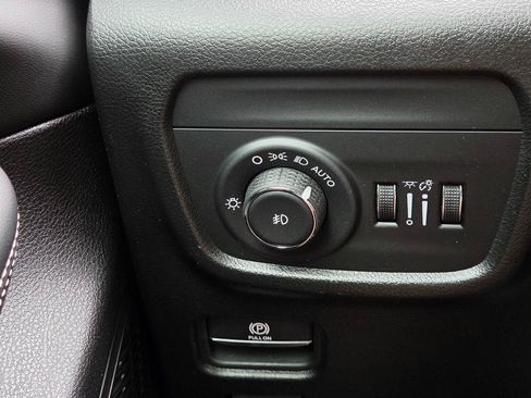 Used 2025 Jeep Grand Cherokee Limited w/ Luxury Tech Group II RWD image 25