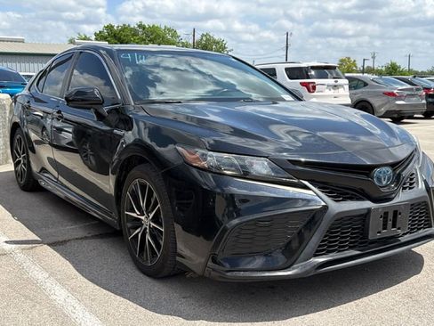 Used 2021 Toyota Camry SE image 3