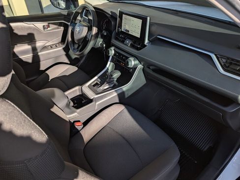 Used 2023 Toyota RAV4 LE AWD/4WD image 4