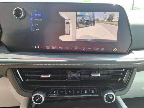 Used 2025 Chevrolet Suburban Premier AWD/4WD image 21