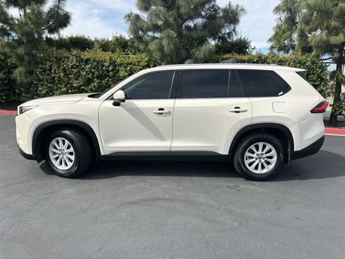 Used 2024 Toyota Grand Highlander XLE image 3
