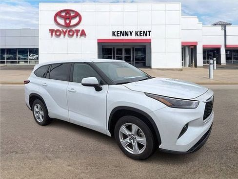 Used 2023 Toyota Highlander LE FWD image 1