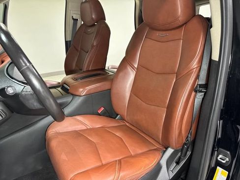 Used 2020 Cadillac Escalade Luxury w/ Escalade Sport Edition AWD/4WD image 18