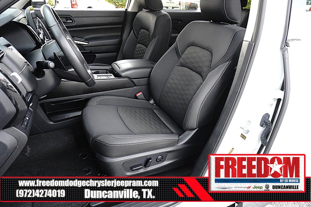 Used 2024 Nissan Pathfinder SV FWD image 13