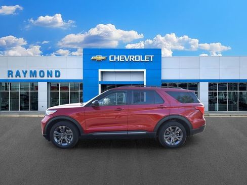 Used 2024 Ford Explorer XLT w/ Equipment Group 202A AWD/4WD image 6